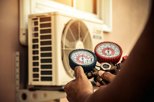 Professional Hvac technician working in Dundee, OR